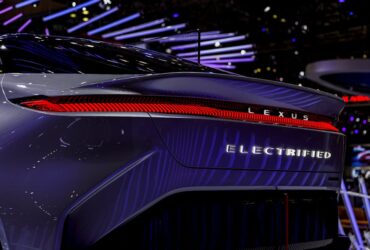 Choosing Between Electric and Hybrid Cars